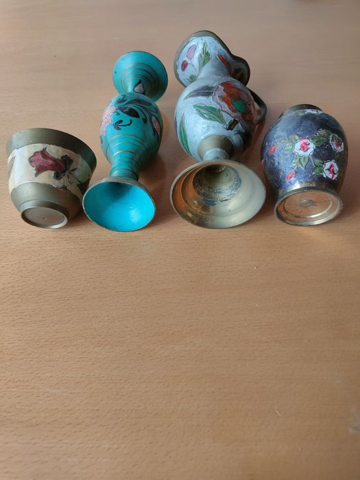 Conjunto de peças em metal esmaltado.