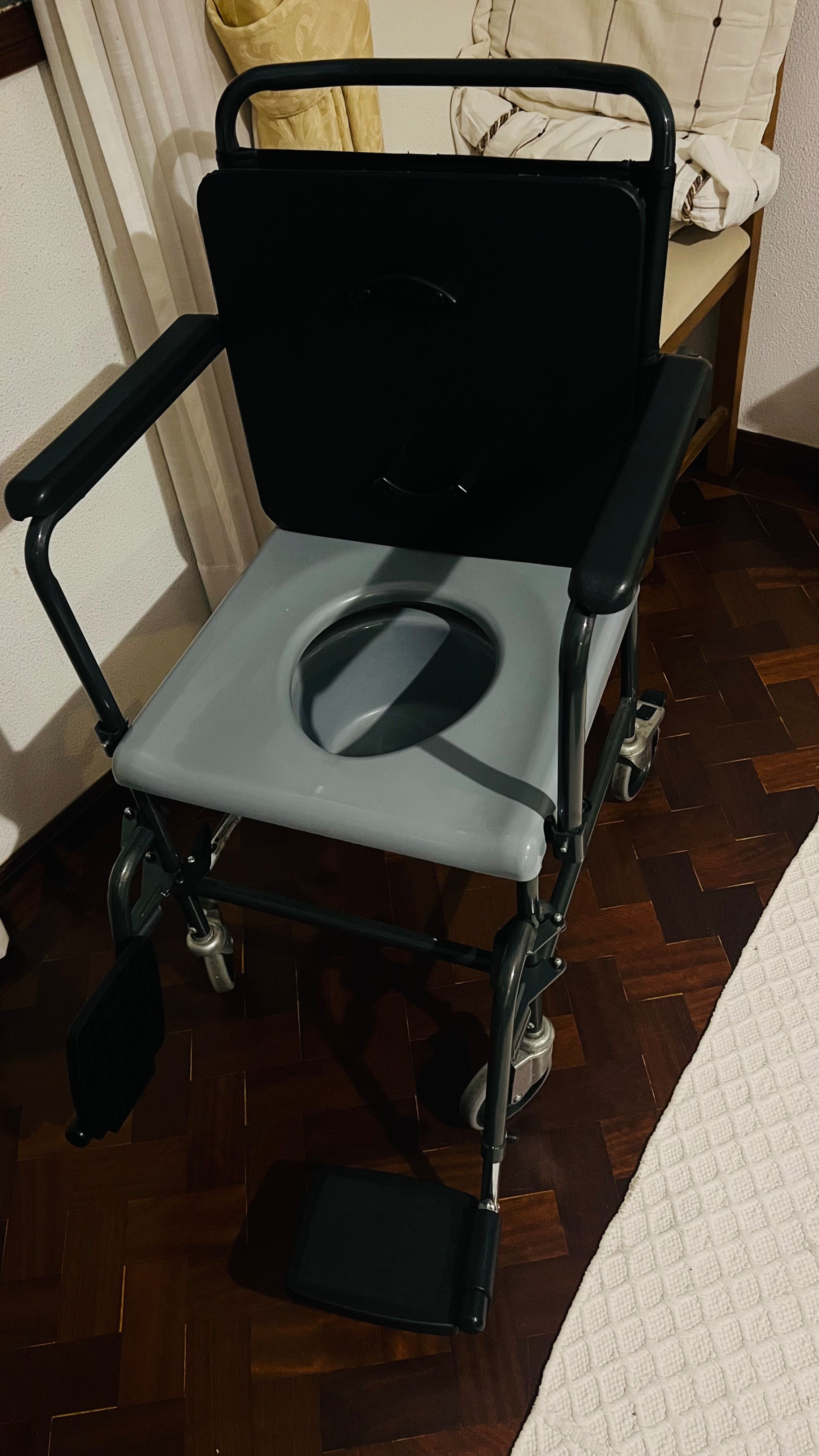 Cadeira Sanitária com Rodas