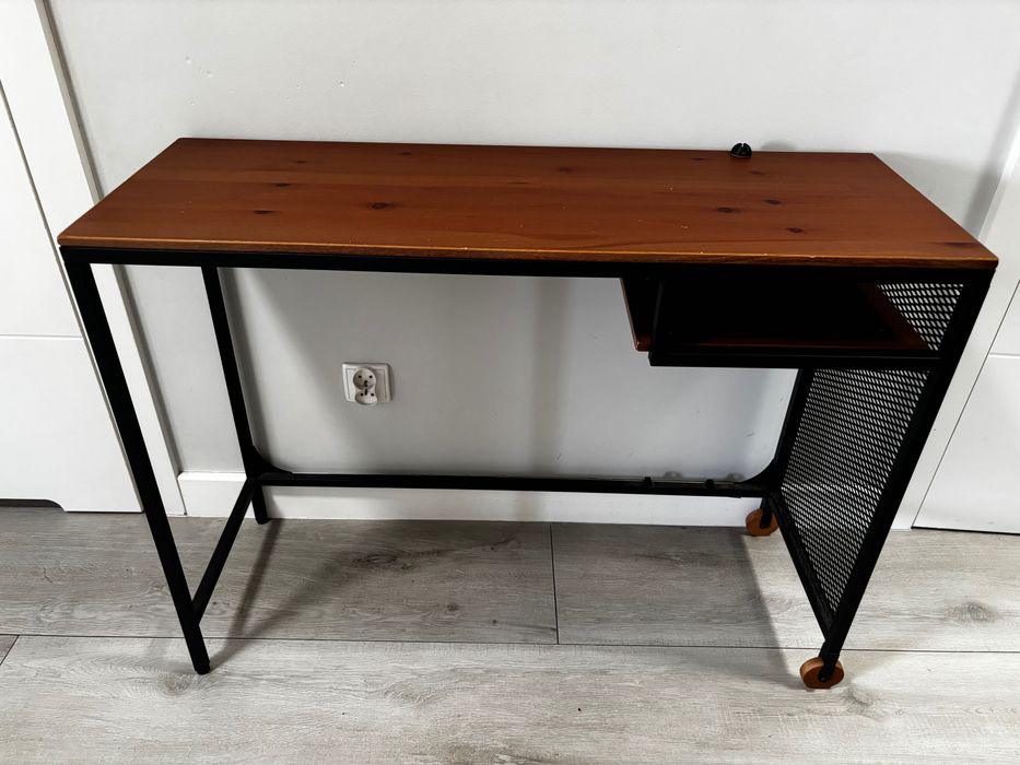 Małe biurko na laptopa Fjallbo+ krzesło ikea alangfjall