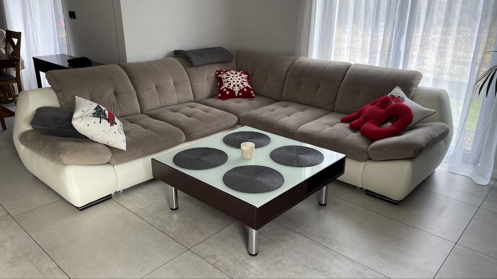 Stolik kawowy ze szklana szybą