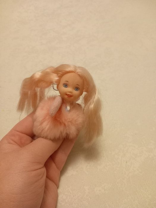 Laleczka barbie mini breloczek  z różowym puszkiem
