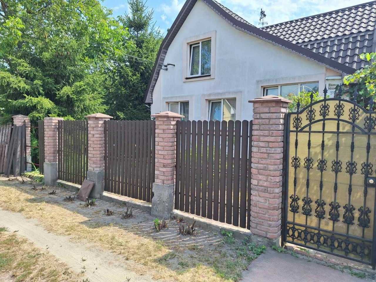 Металевий штахетник. Покрівельна черепиця. Фальцева покрівля.Покрівля.