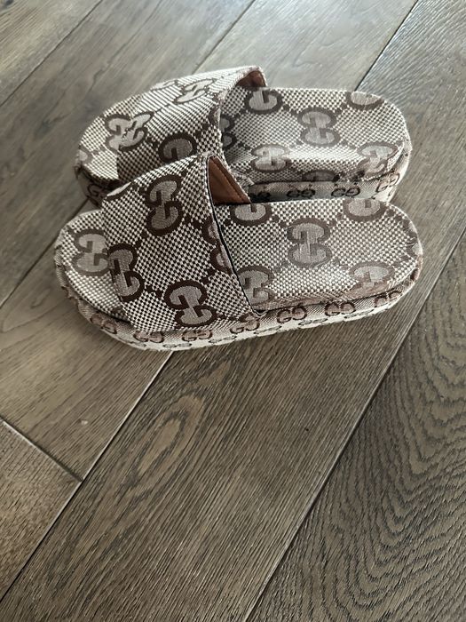 Klapki damskie na platformie Gucci