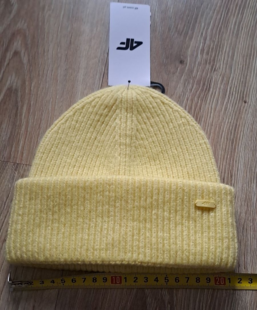 Żółta zimowa czapka unisex by 4F.