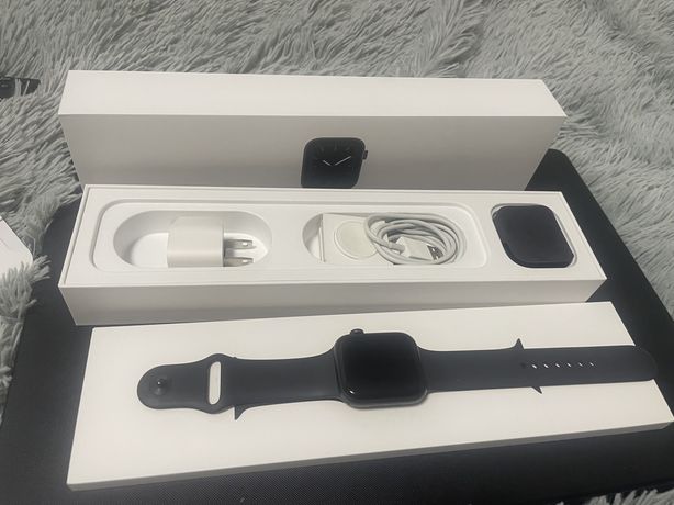 Apple Watch Series 5, 44mm Space Grey