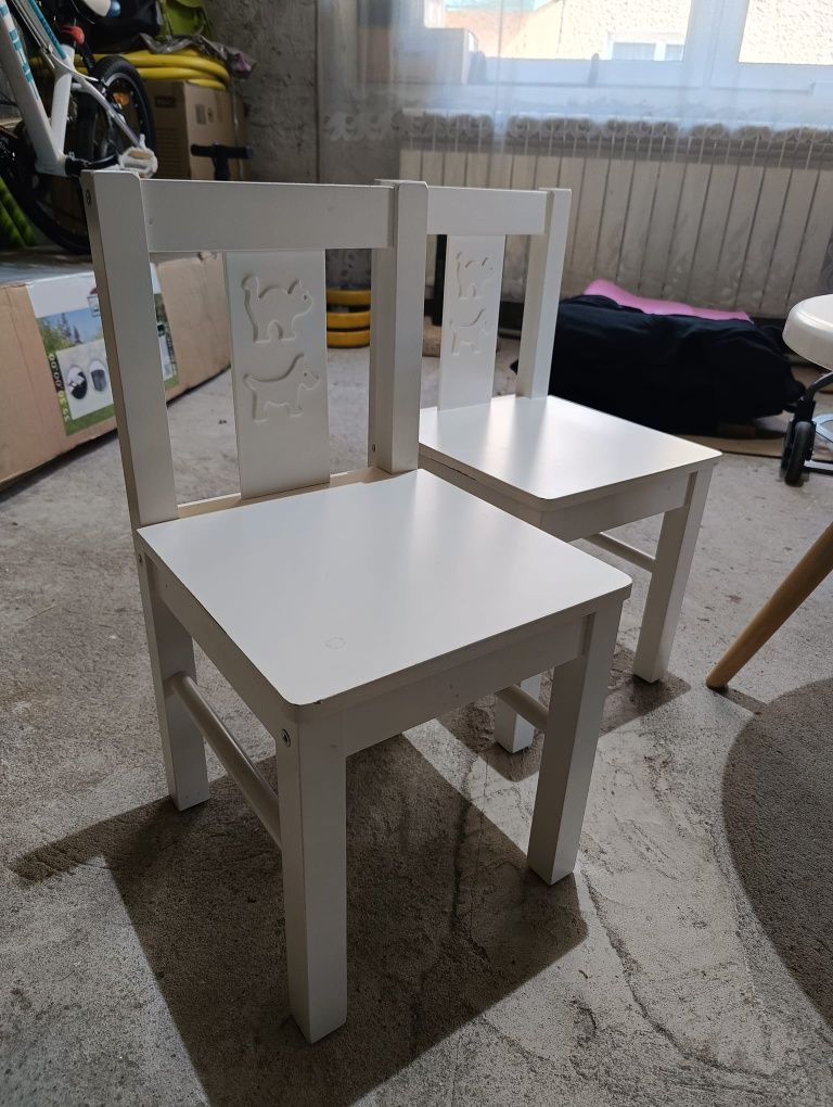 Zestaw mebli dla dzieci stolik + 2 krzesełka