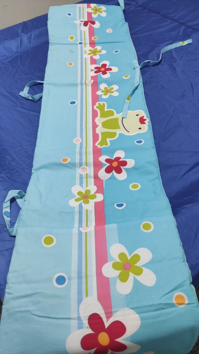Colcha de cama de criança mais resguardo e candeeiro de tecto