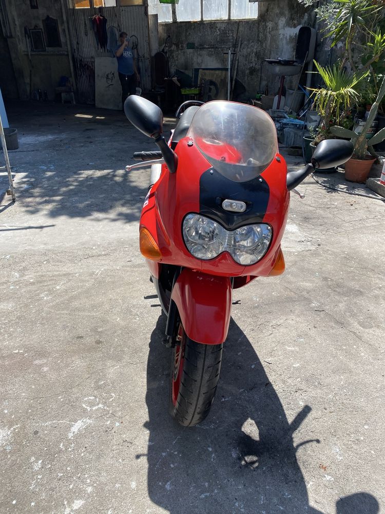 Suzuki GSXF 600 .