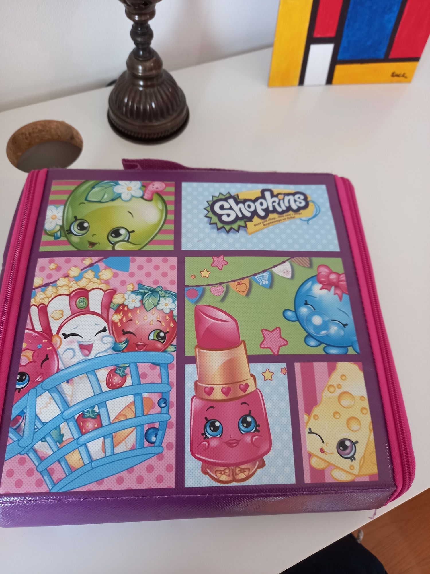 Kit com vários shopkins e maleta