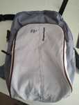 Mochila cinza e beje