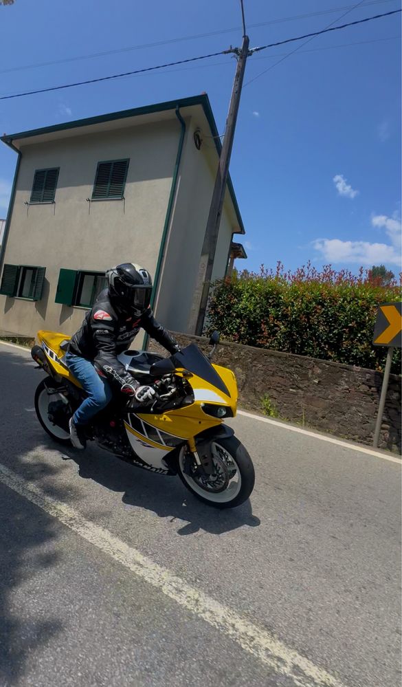 Yamaha yzf r1 crossplane witt Akrapovic