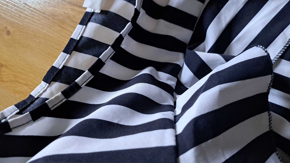 Bluzka hiszpanka odkryte ramiona w paski granat biel rozm M nowa