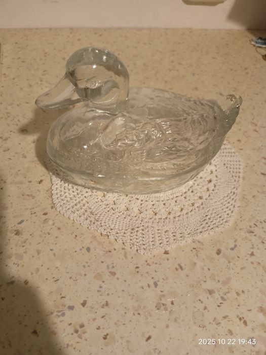 Szklana kaczka z PRL bombonierka