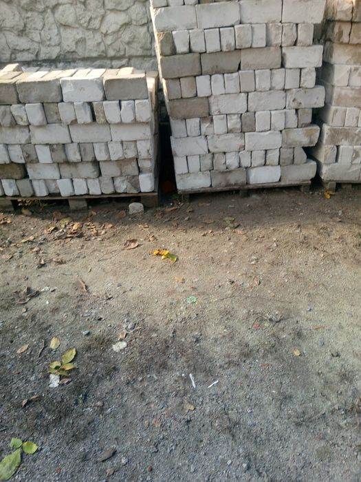 Цегла білого 7грн. Цегла червона 6 грн.Б/у в гарному стані.