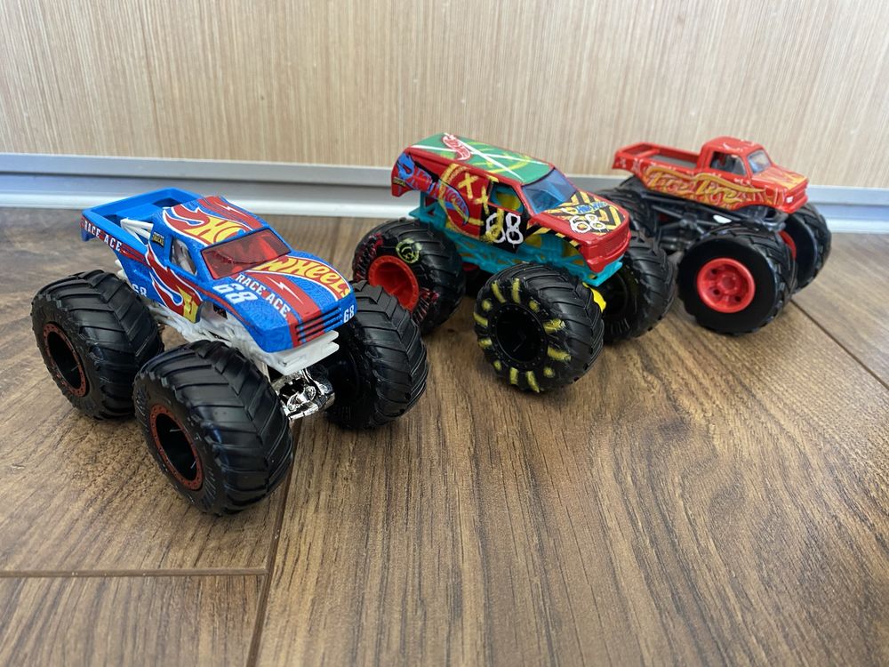 Wyrzutnia aut hot wheels oraz 2 auta hot wheels