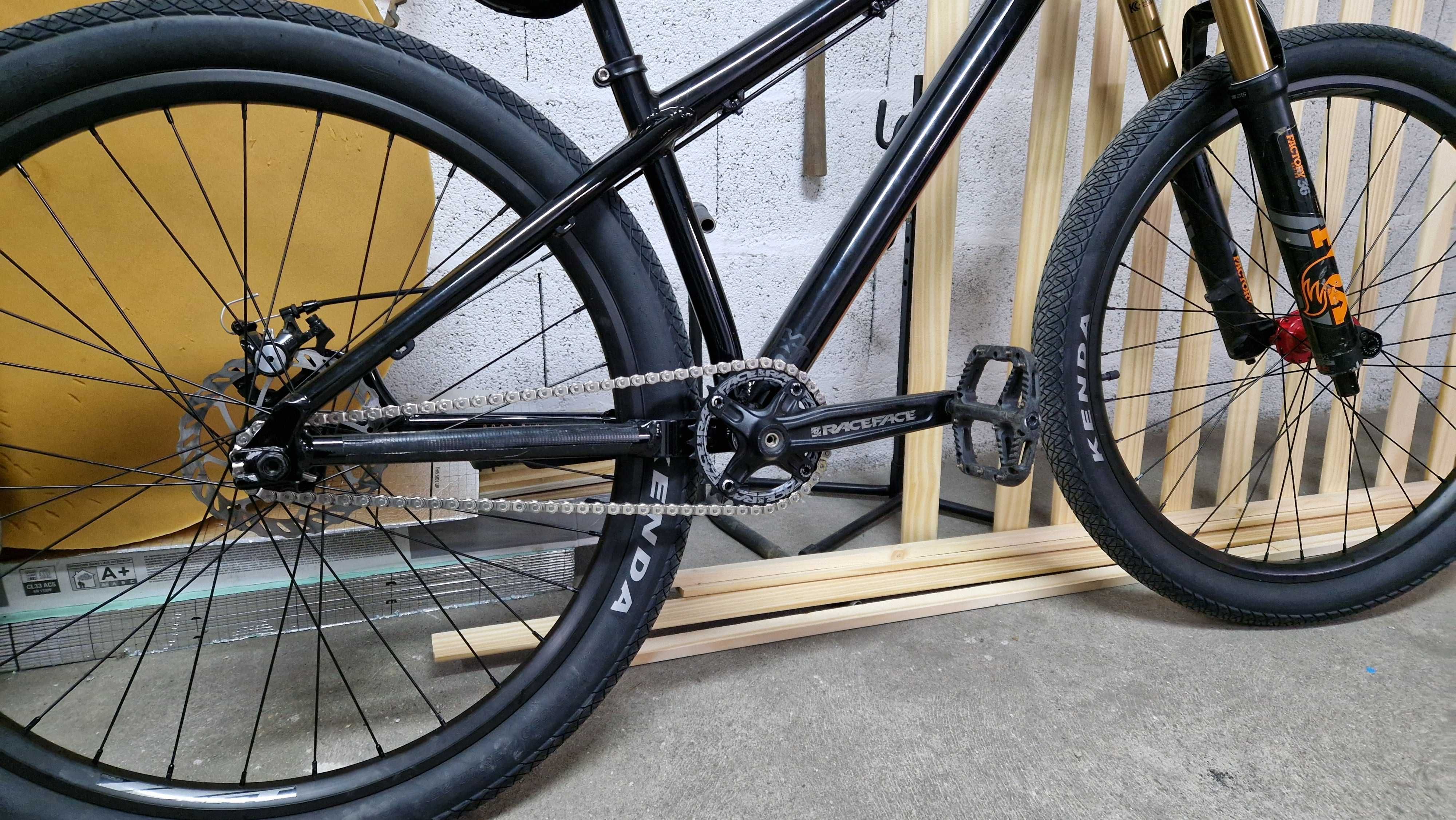 Bicicleta Dirt Jump La Bomba 2025 (Nova, praticamente sem uso)