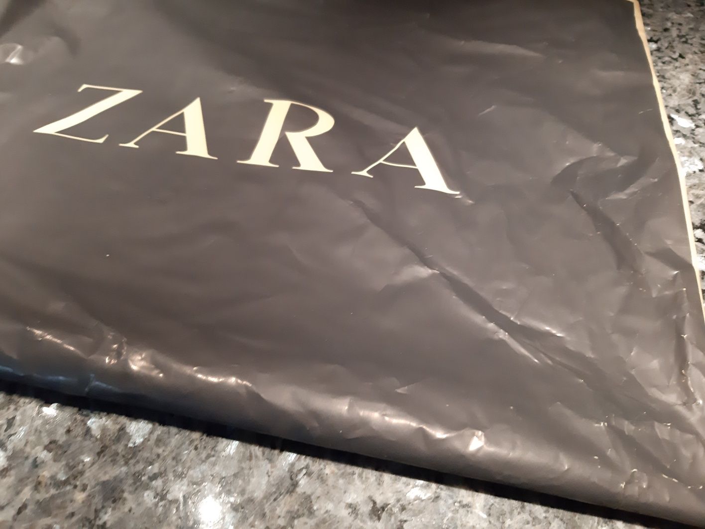 Pokrowiec Zara folia vintage kolekcja na ubrania torebka logo