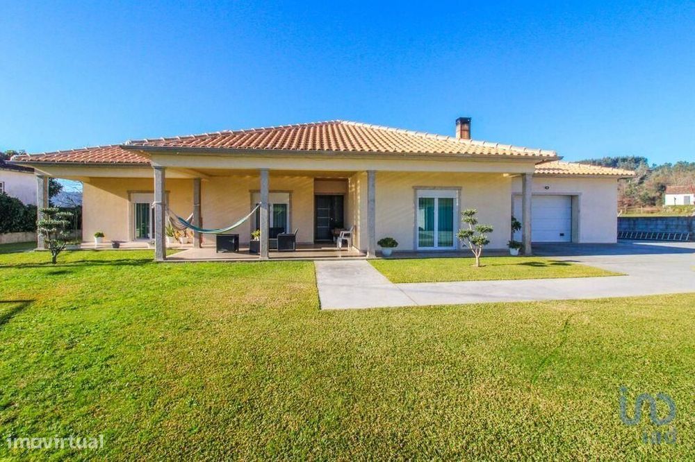 Casa / Villa T3 em Santa Cruz da Trapa e São Cristóvão de Lafões de 17