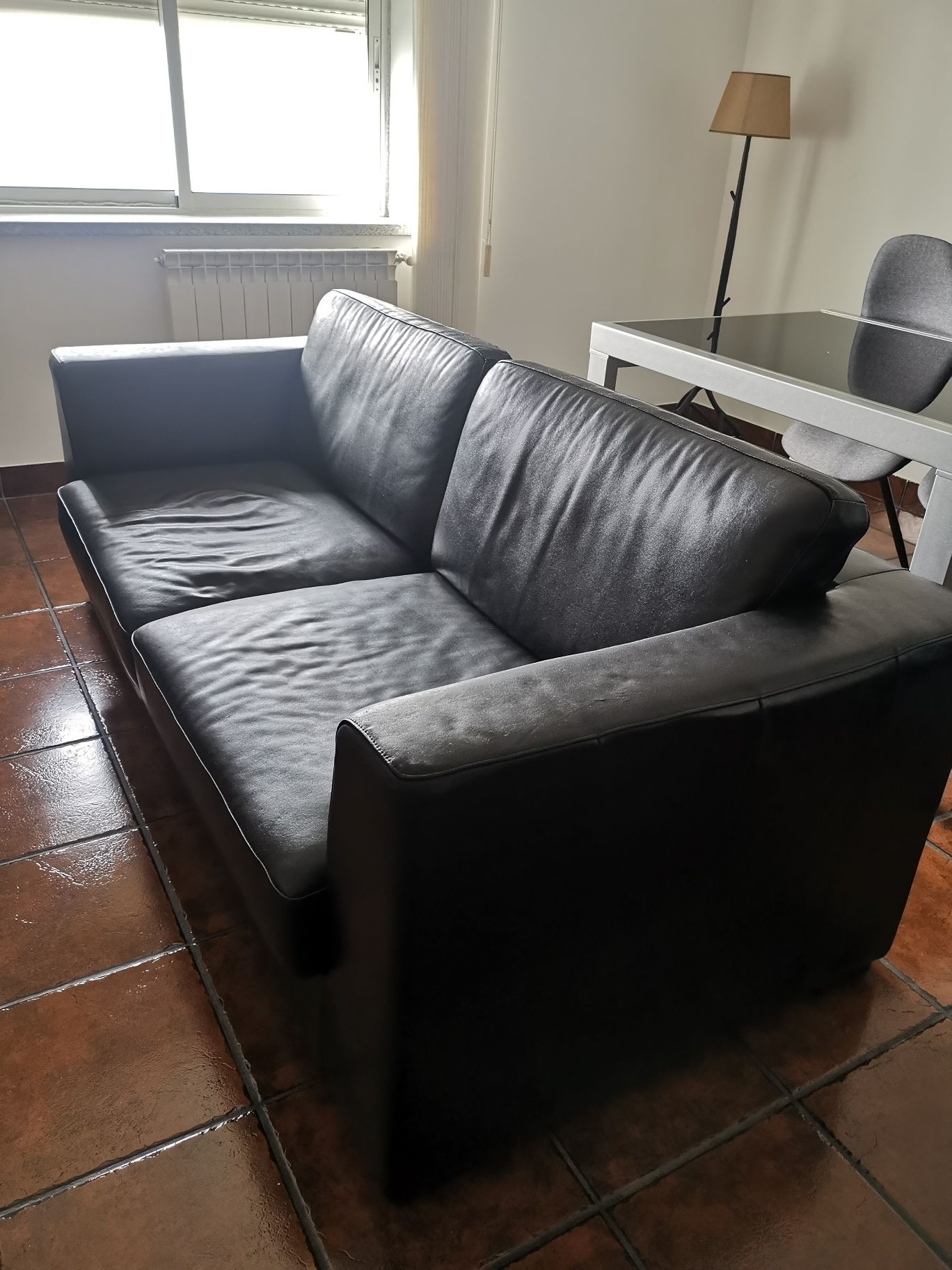 Sofa em pele preto