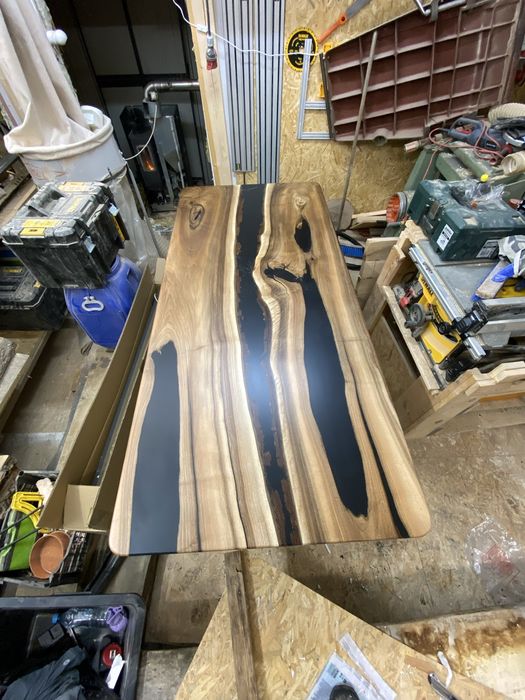 Stol z orzecha z czarna zywica