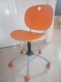 Cadeira de secretária com rodas