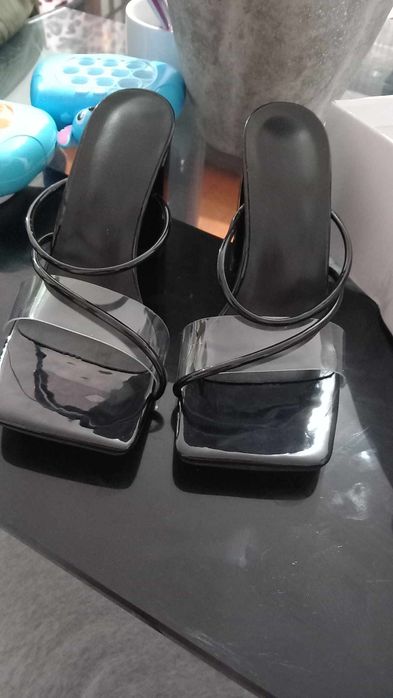 Sapatos pretos .