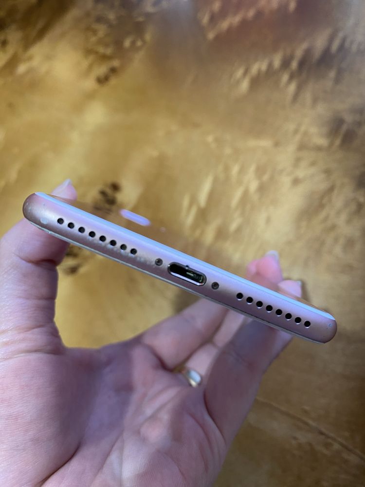 Продам телефон Iphone 7+ 32gb. Заблокований Icloud.