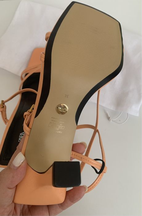 Sandálias de pele tamanho 38