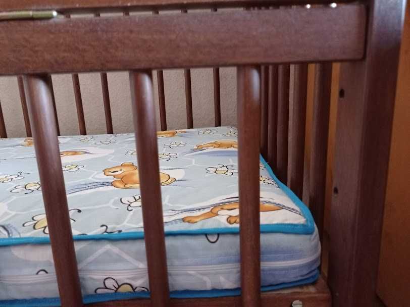 Кроватка Дубок Антошка на шарнирах с откидной стороной, матрас,постель