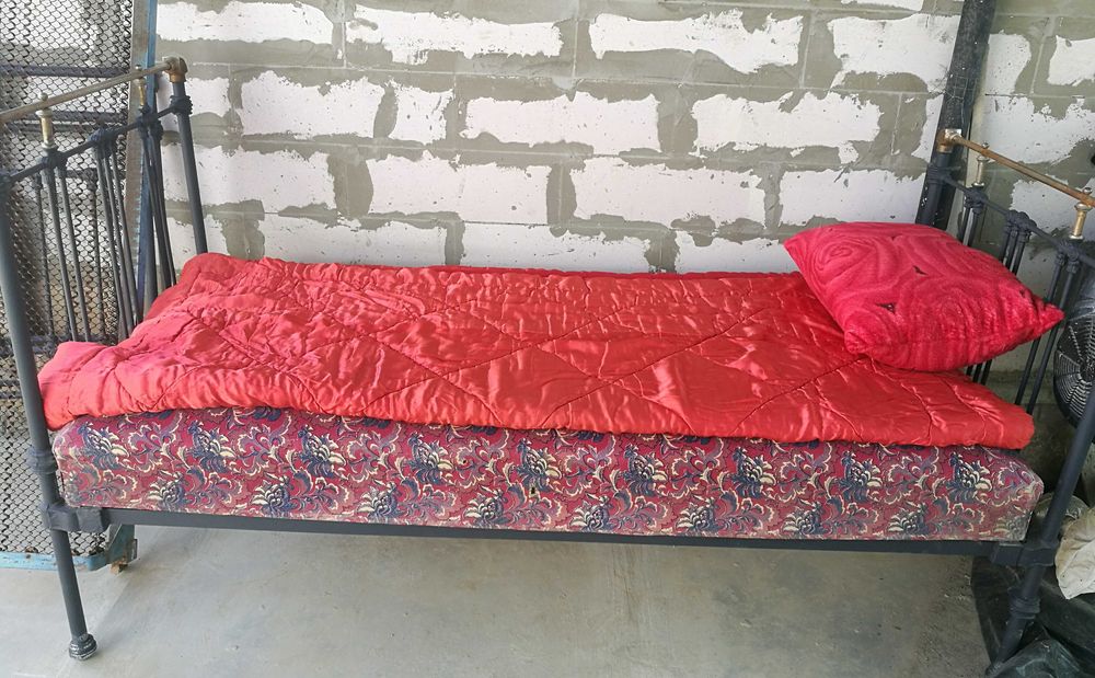 Кроваті металеві...