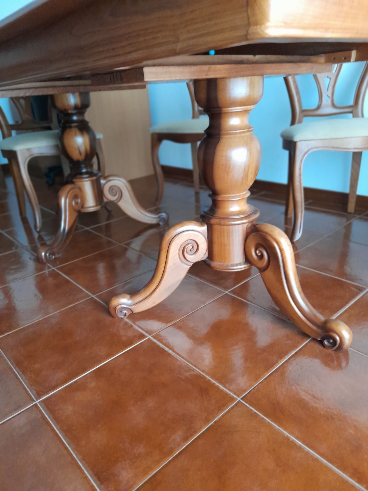 Conjunto mesa e aparador de sala de jantar