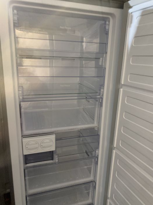 Arca Beko congeladora cinza