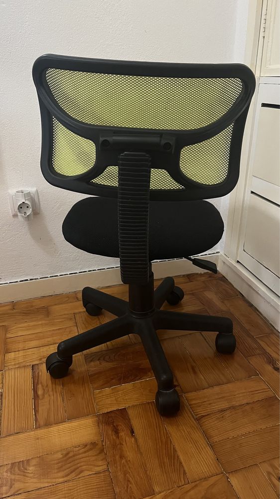 Cadeira de escritório com rodas e ajustável