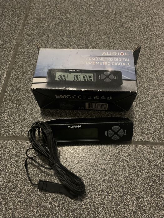 Termómetro e relógio digital para automóvel