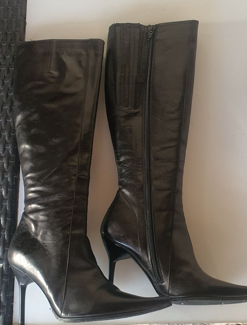 Botas de cano alto em pele