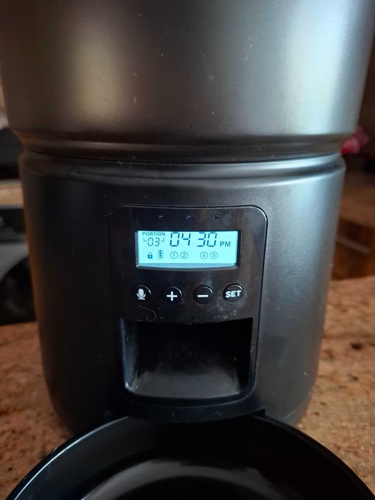 Dispensador automatico de comida (cão ou gato)