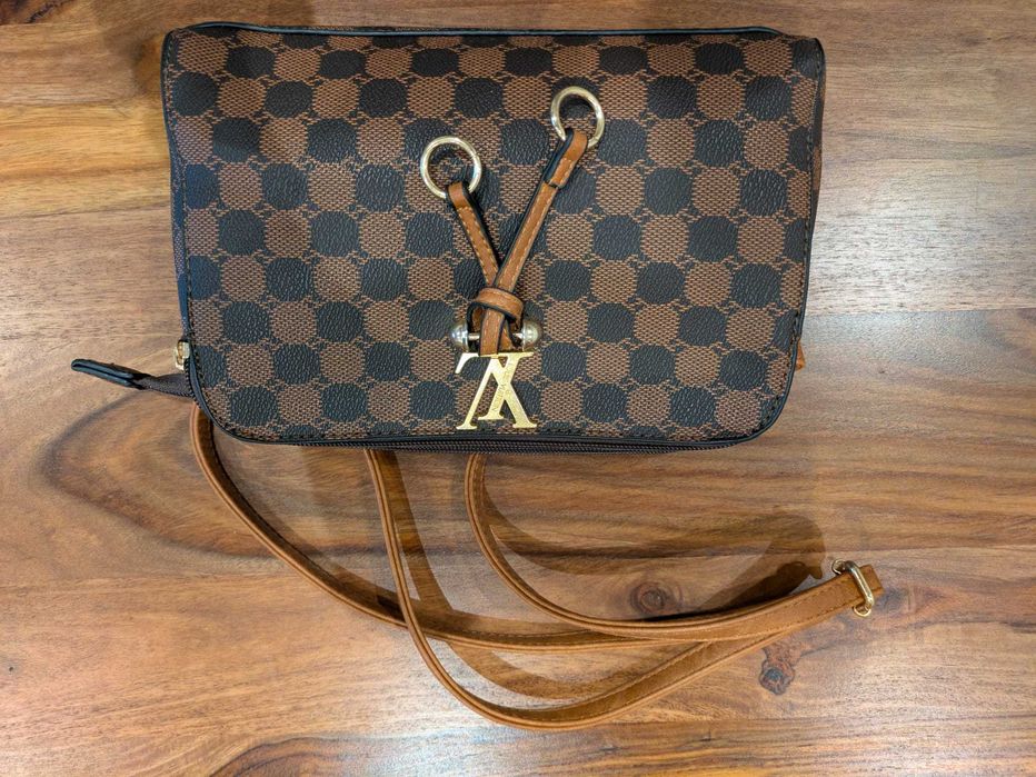 Mala pequena (Louis Vuitton não original)