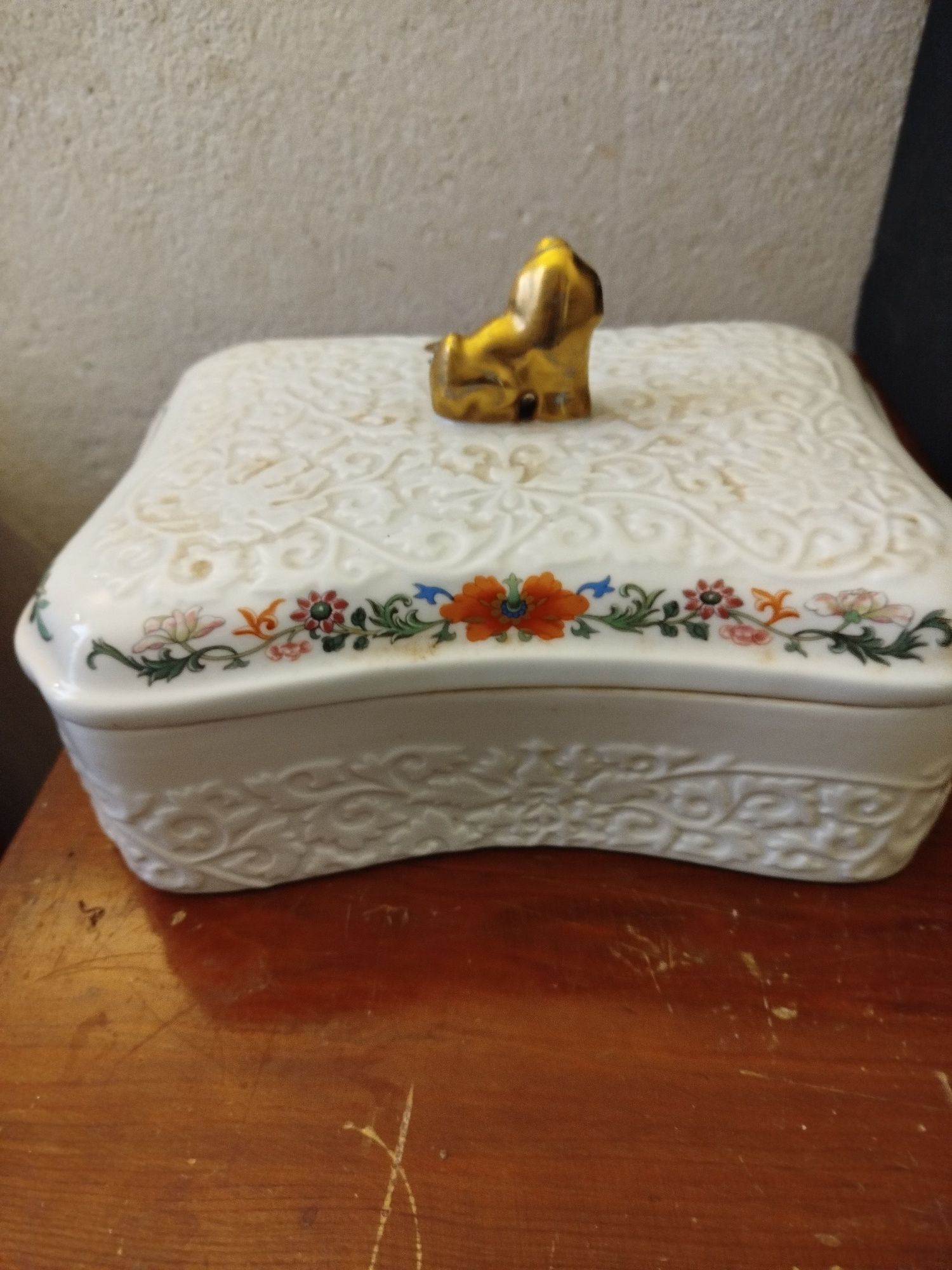 Caixa porcelana China Dinastia Qing séc XVIII
