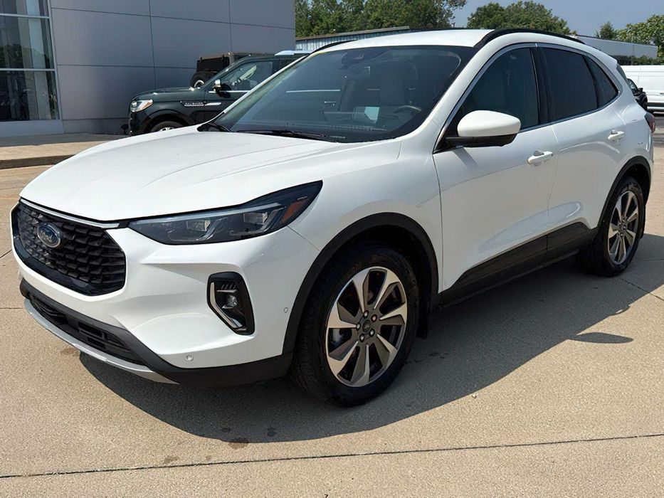 Ford Escape Hybrid      2023