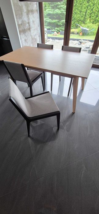 Stół prostokątny.