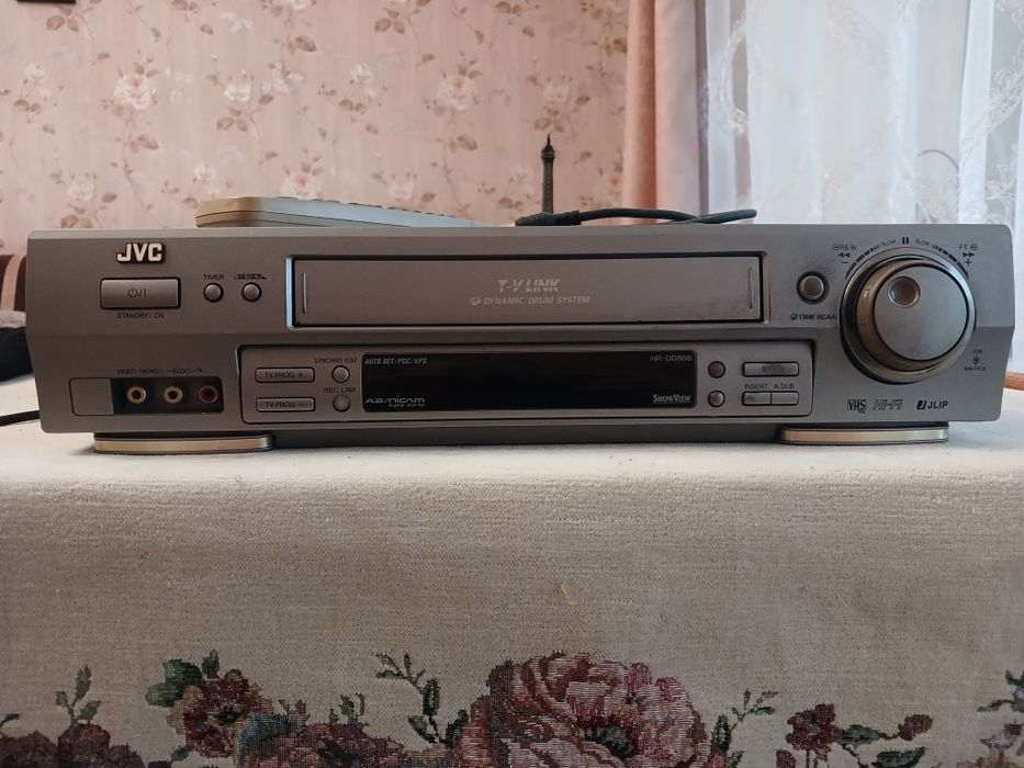 Відеомагнітофон JVC