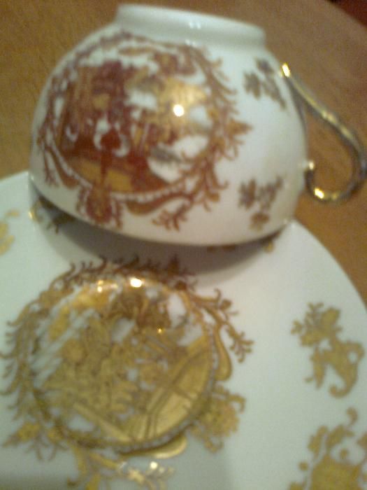 Фарфоровая чашка с блюдцем коричнево-золотистого цвета - группа лиц