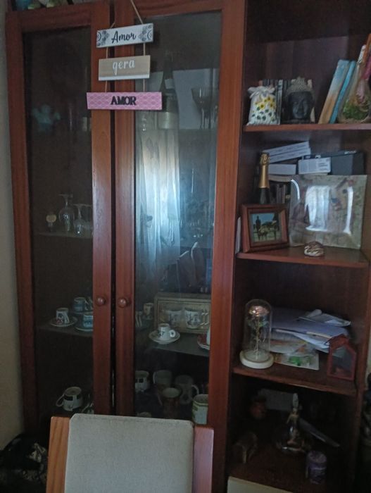 Estante com cristaleira