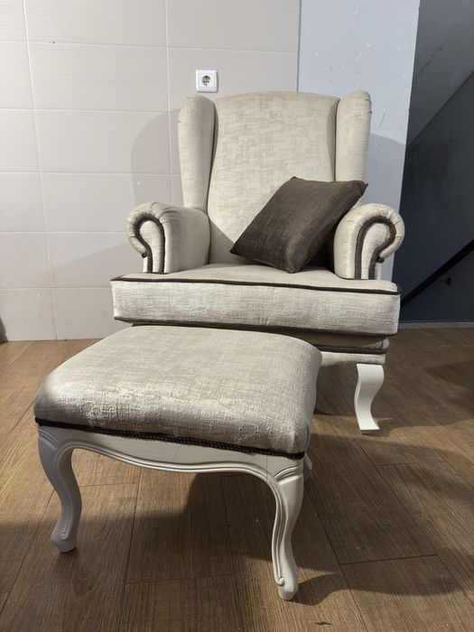 Poltrona/ Cadeirão com repousa-pés e almofada