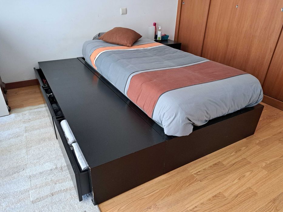 Mobília de quarto em madeira, cor preta