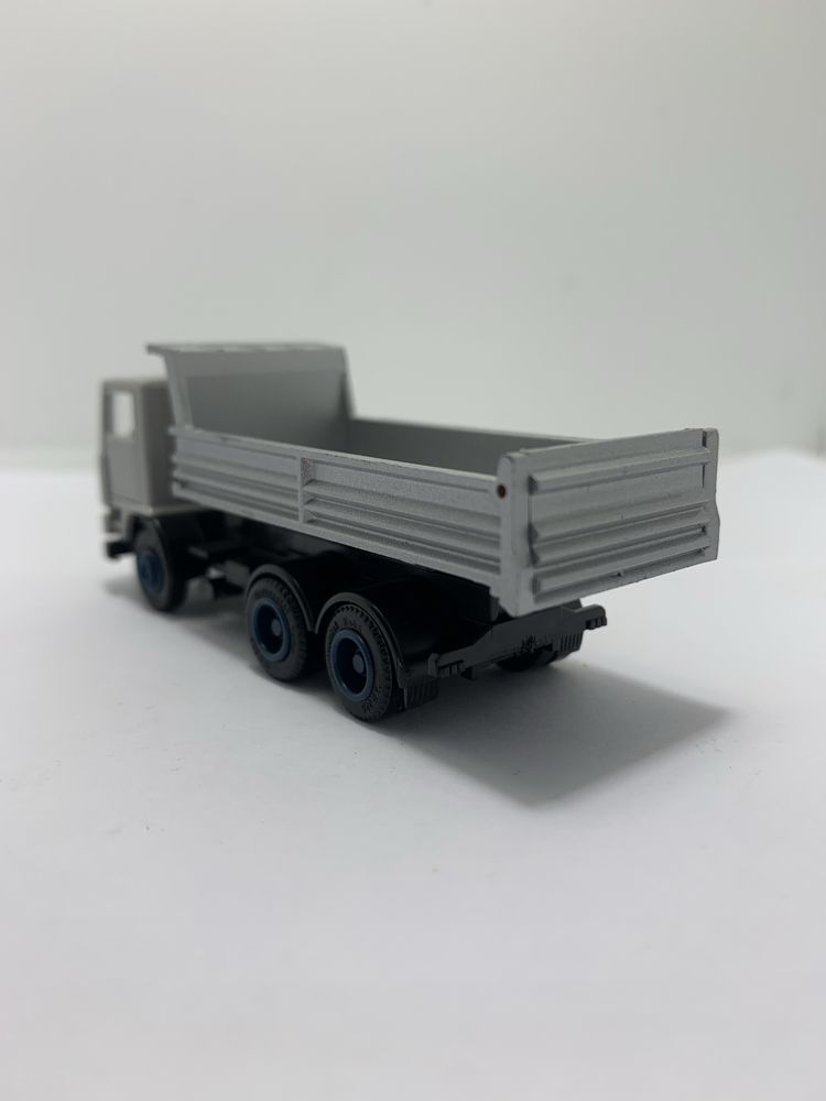 Volvo F 10 da Herpa escala 1:87