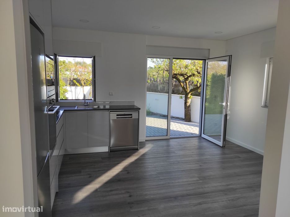 Apartamento moradia renovado -com garagem e jardim