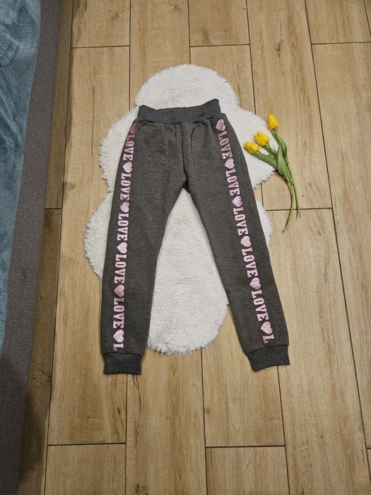 Spodnie 134 140 szare gumka w pasie brokat napis niebieski księżyc