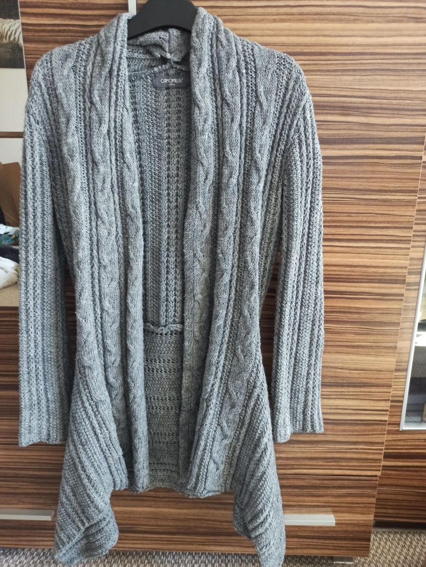 sweter wykonany z włoskiej przędzy.