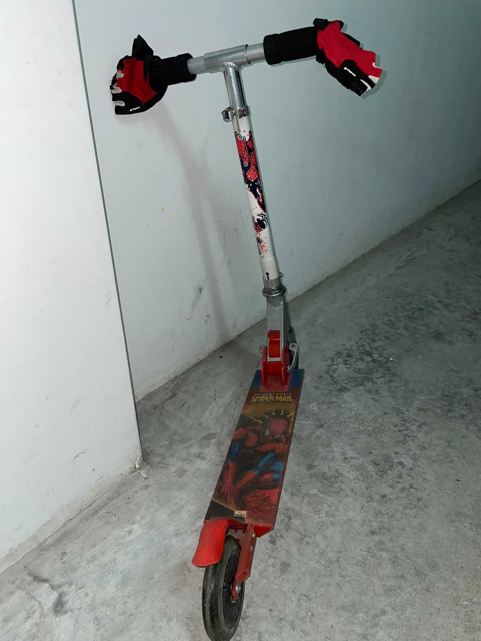 Trotinete de criança Com imagem do HOMEM ARANHA